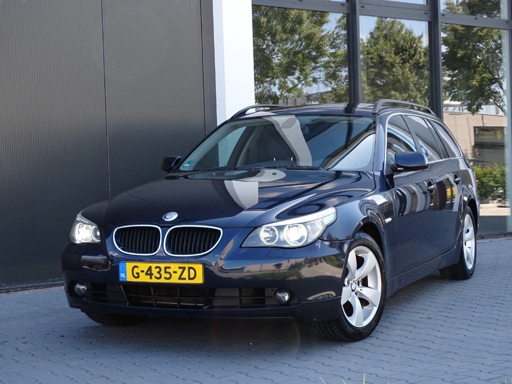 BMW 525i Touring Mem.stoel Trekh. APK 06-2027! LUXE AUTO, Auto's, Automaat, Zwart, 2000 kg, Blauw
