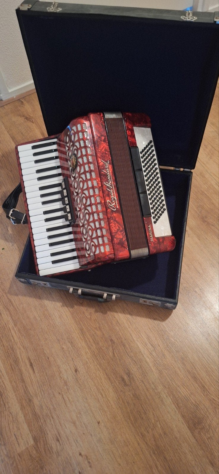 Royal Standard Marina Accordeon - Rood, met koffer, Gebruikt, 80-bas, Met koffer, Toetsaccordeon
