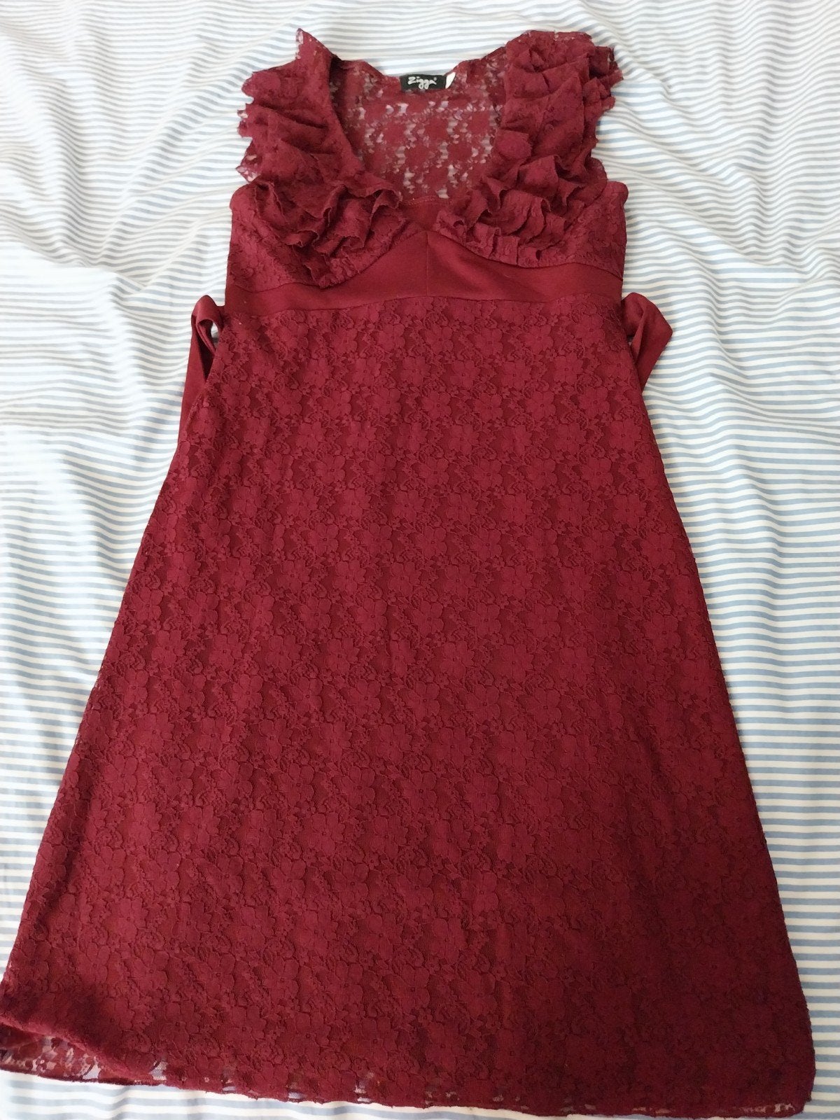 Bordeauxrood kanten jurkje met ruches, Kleding | Dames, Zigga, Ophalen of Verzenden, Zo goed als nieuw, Knielengte