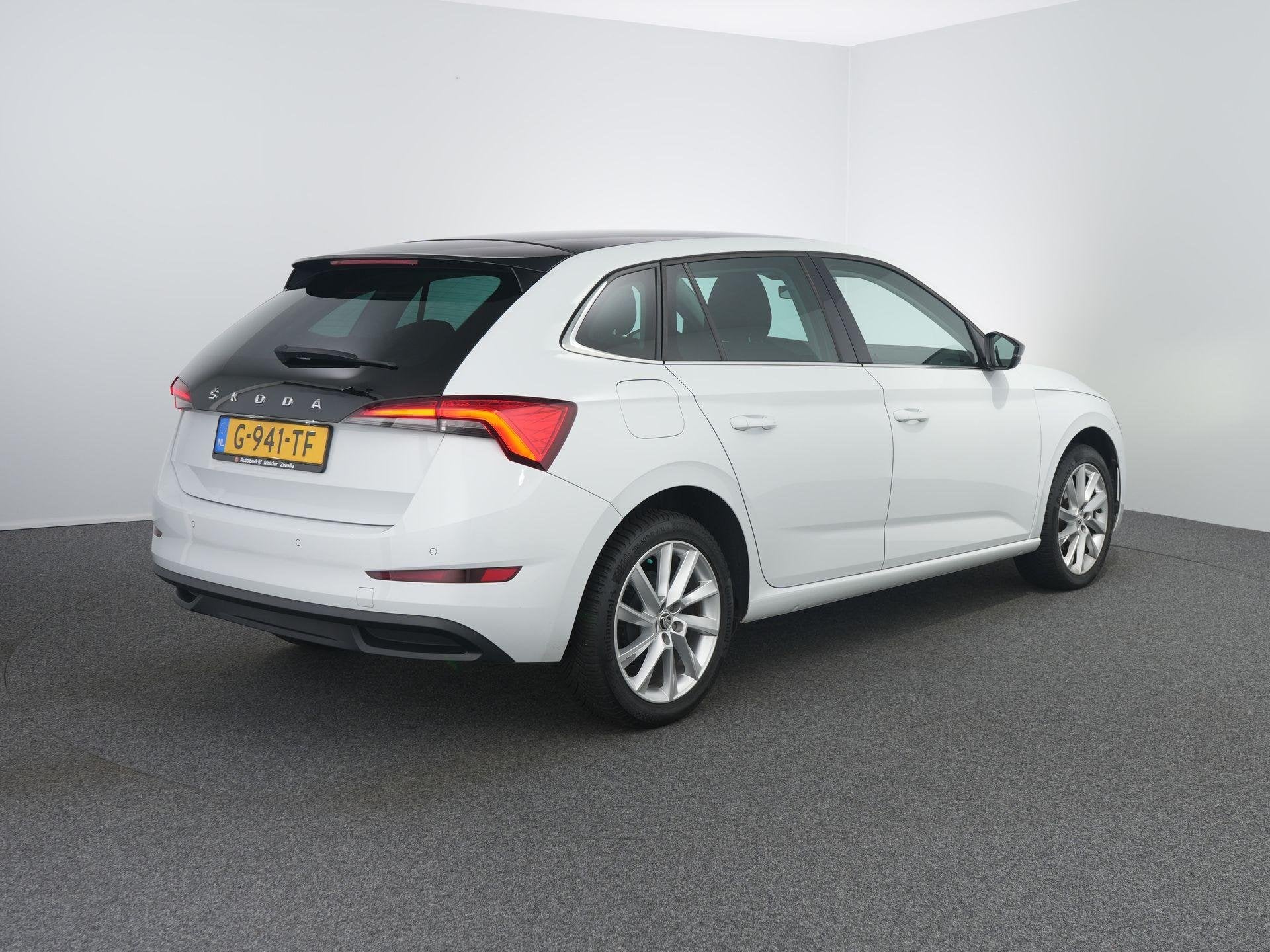 Skoda Scala 1.0 TSI First Edition | Pano | Stoelverwarming |, Auto's, Gebruikt, Euro 6, Origineel Nederlands, Handgeschakeld
