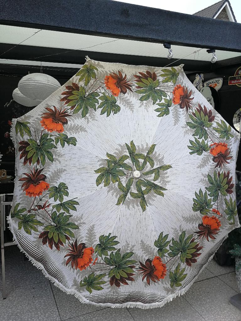 Vintage parasol bloemen met franjes + KURZ lig/campingstoel., Ophalen, Gebruikt, 1 tot 2 meter, Kantelbaar