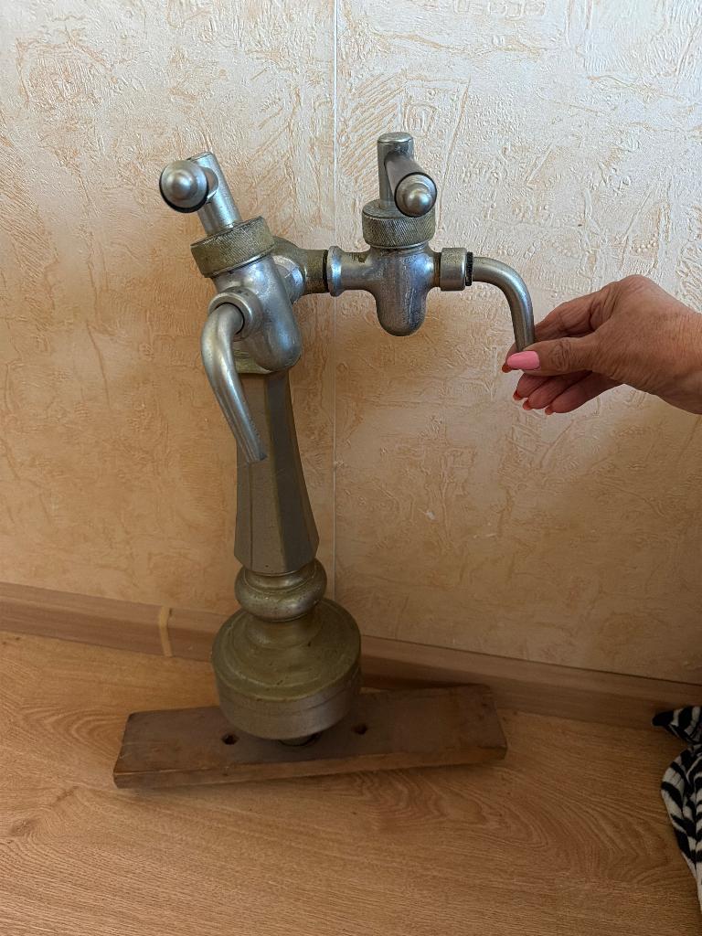 Oude antieke bierpomp, Ophalen, Gebruikt