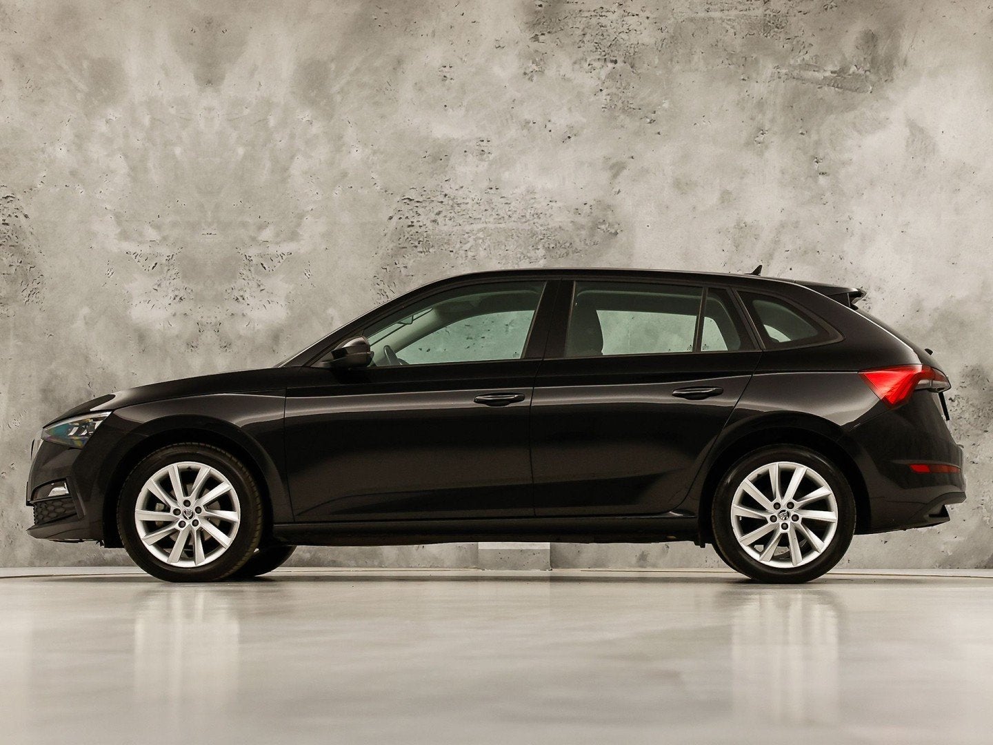 Skoda Scala 1.0 TSI Sport Automaat (GROOT NAVI, VIRTUAL COCK, Auto's, 12 maanden, Gebruikt, Euro 6, Origineel Nederlands