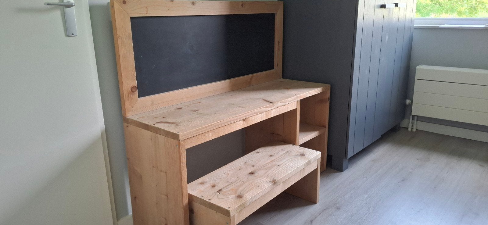 Speeltafel of peuter/kleuterbureau van steigerhout, Ophalen, Gebruikt