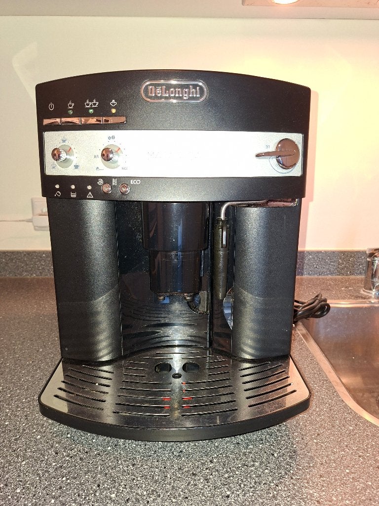 De'Longhi Magnifica ESAM3000.B Espressomachine, Witgoed en Apparatuur, Gebruikt, Espresso apparaat, Ophalen of Verzenden, Afneembaar waterreservoir