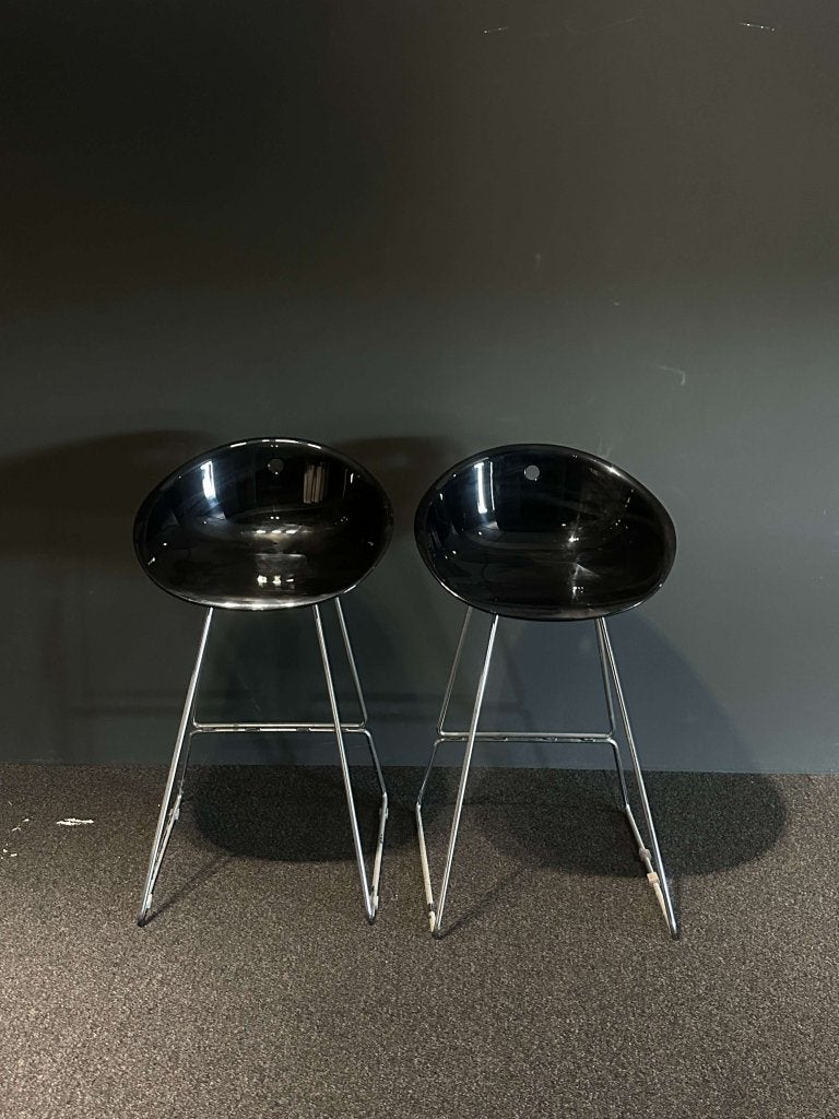 2 stuks, zwart glanzende kunststof zitting, chrome onderstel, Huis en Inrichting, Barkrukken, Zo goed als nieuw, 60 tot 90 cm