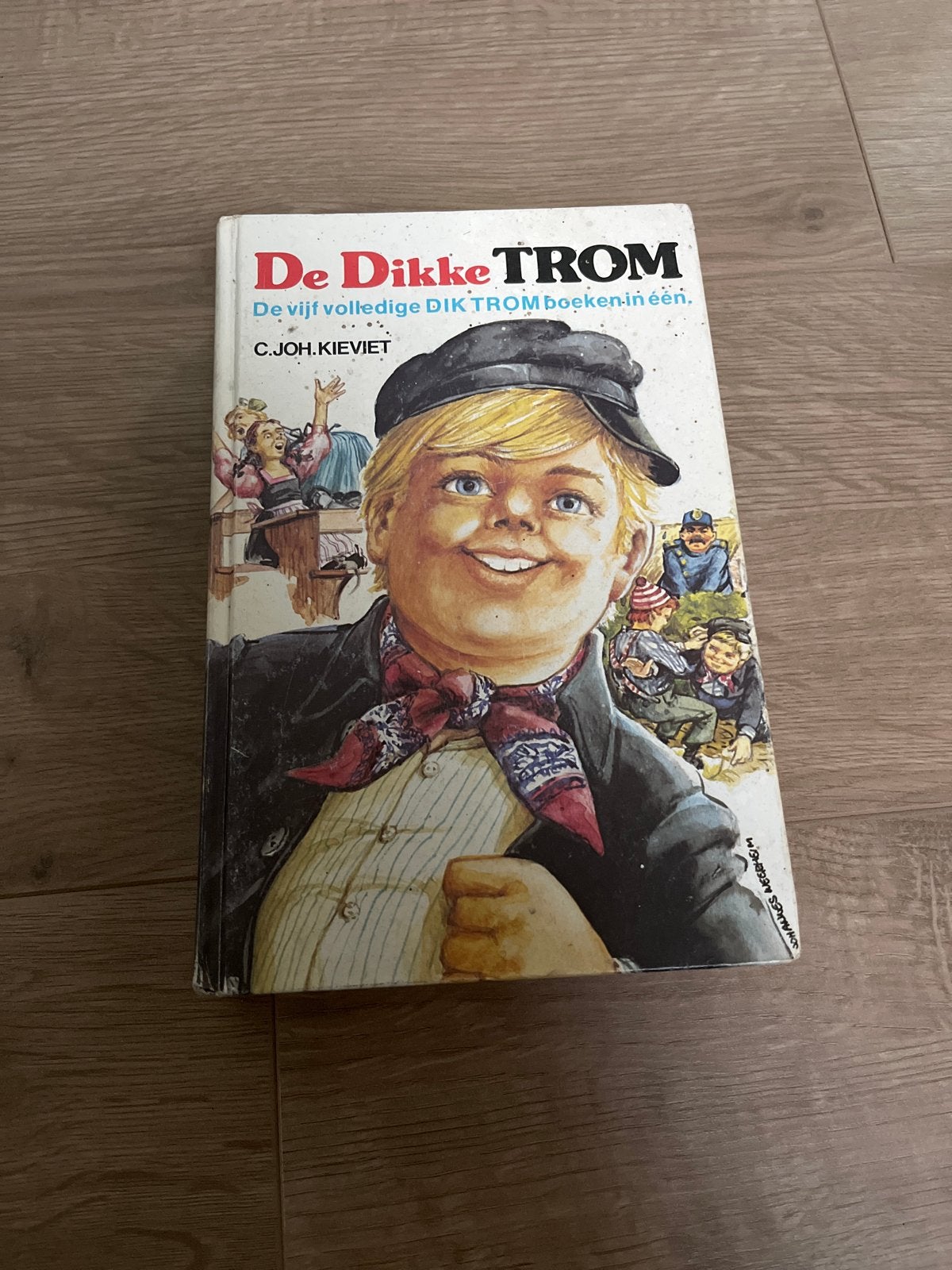 De Dikke Trom - Vijf volledige boeken in één, Ophalen of Verzenden, Gelezen, Fictie algemeen