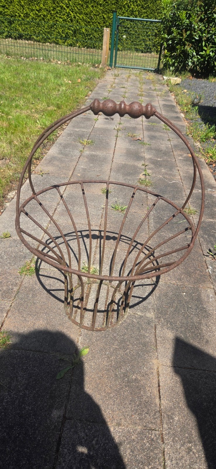 Antieke ijzeren mand met houten handvat, Ophalen of Verzenden