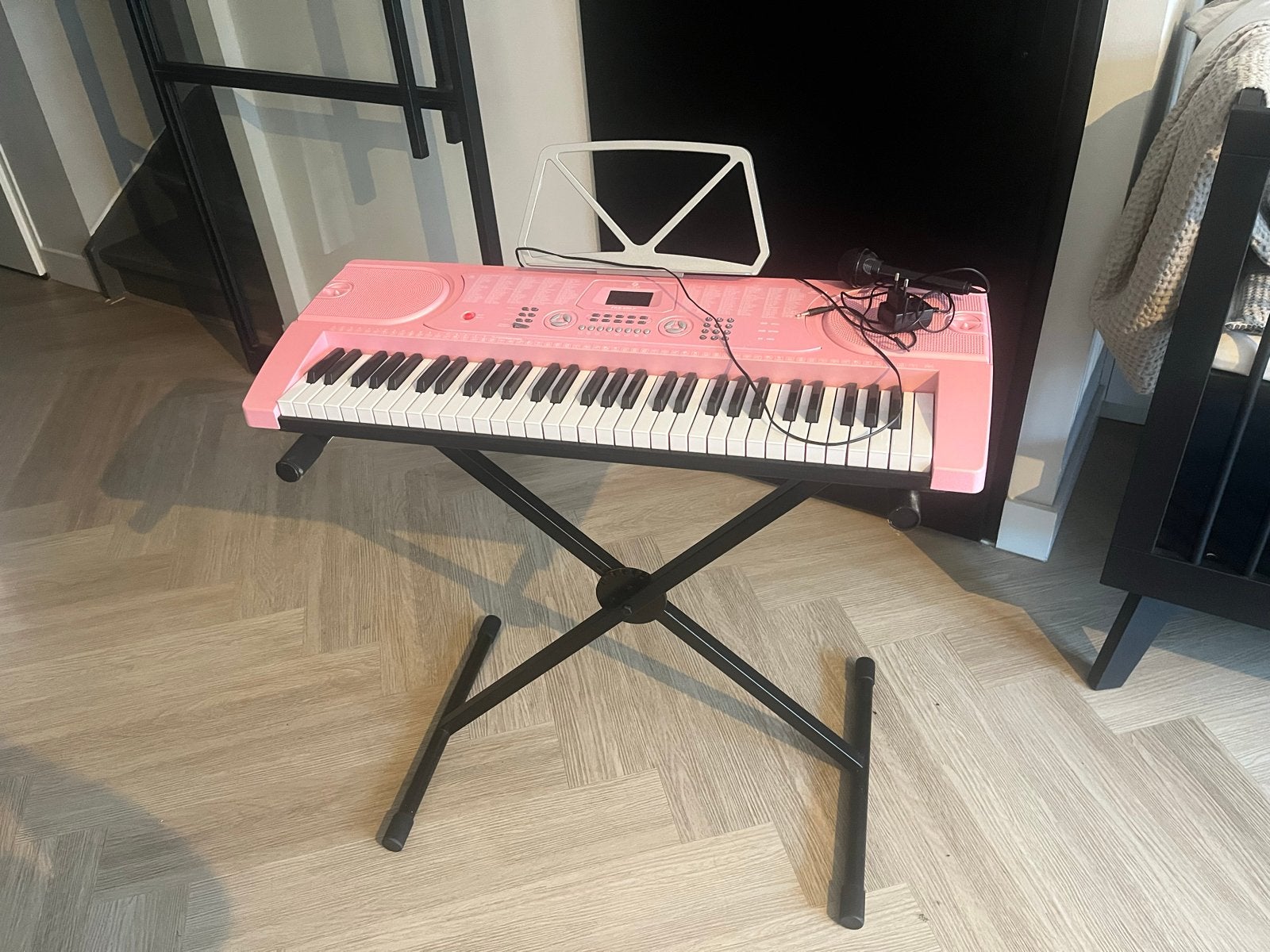 Roze keyboard met standaard en microfoon, 61 toetsen, Zo goed als nieuw, Met standaard, Ophalen
