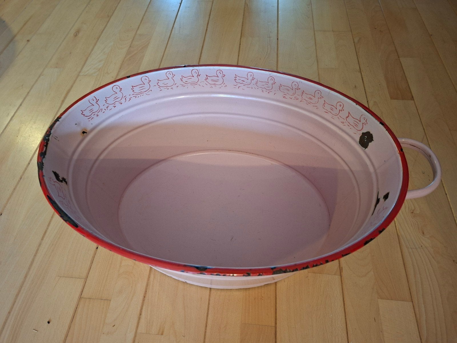 Schattig roze met rode rand en badeendjes emaille babybadje, Antiek en Kunst, Ophalen