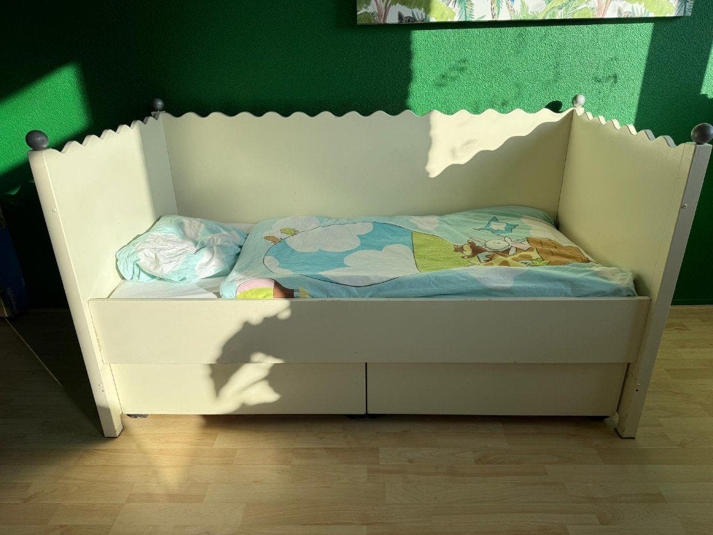 Kinderbed van massief hout met ruime lades + beddengoed, Ophalen, 70 tot 85 cm, 140 tot 160 cm, Zo goed als nieuw