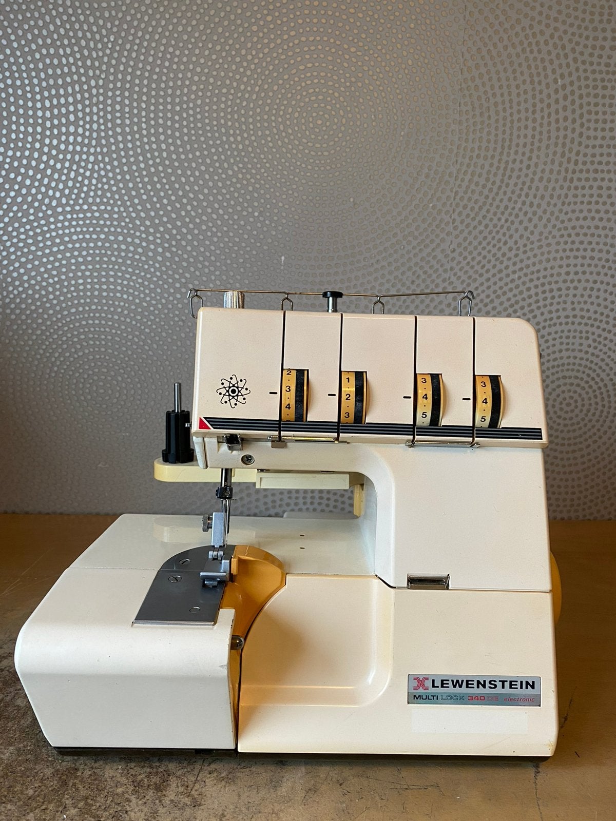LOCKMACHINE LEWENSTEIN MULTI LOCK 340DE, Hobby en Vrije tijd, Naaimachines en Toebehoren, Ophalen of Verzenden, Gebruikt, Lockmachine
