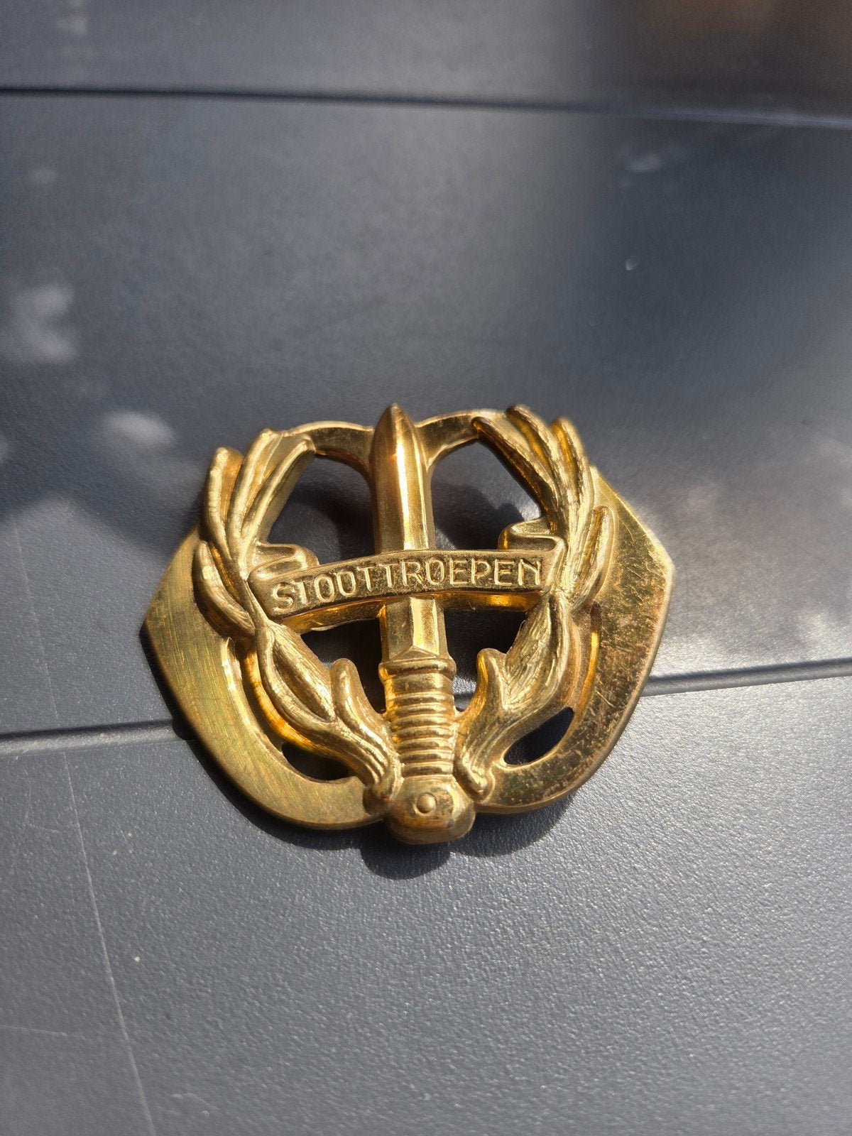 Baret embleem stoottroepen, Ophalen of Verzenden, Landmacht, Nederland, Embleem of Badge