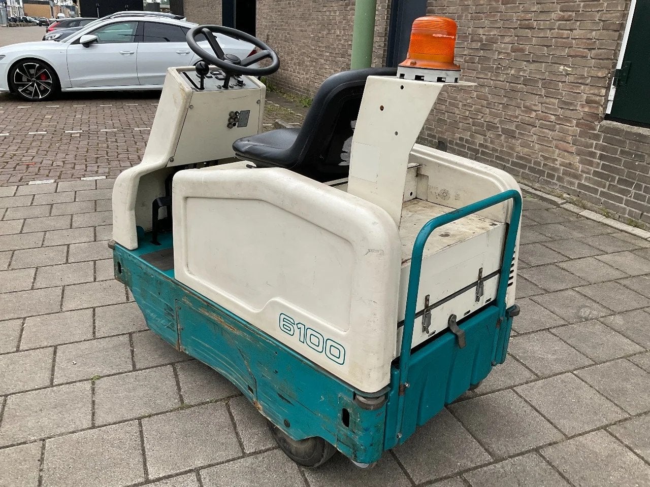 TENNANT 6100 Veegmachine / Heftruck (bj 2008), Yilmaz Heftrucks, Yilmazheftruck@gmail.com, Marconistraat 2
3133KL  Vlaardingen, NL