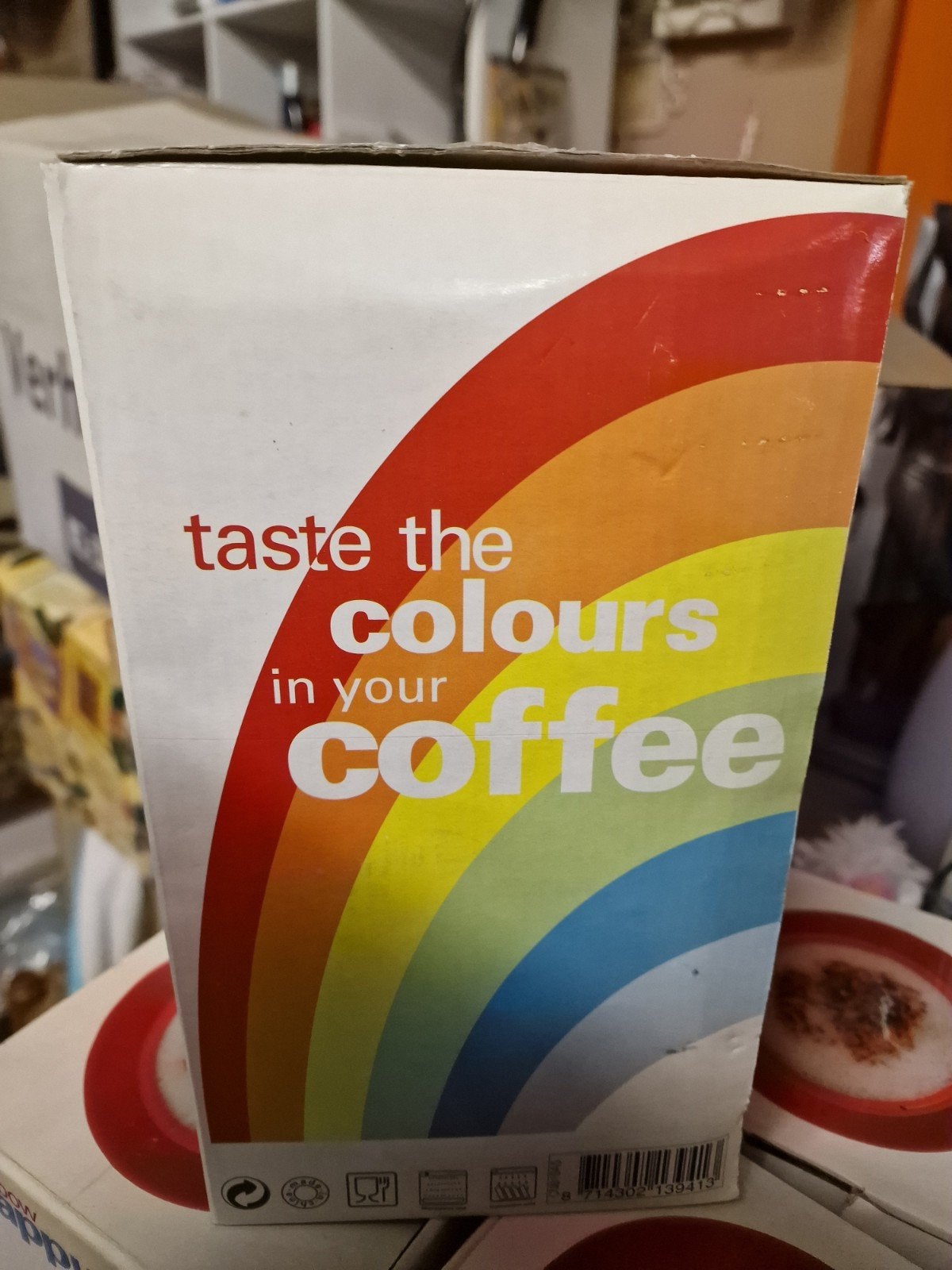 Kop en schotel - Taste the colours in your coffee, Keramiek, Nieuw, Ophalen of Verzenden, Overige stijlen