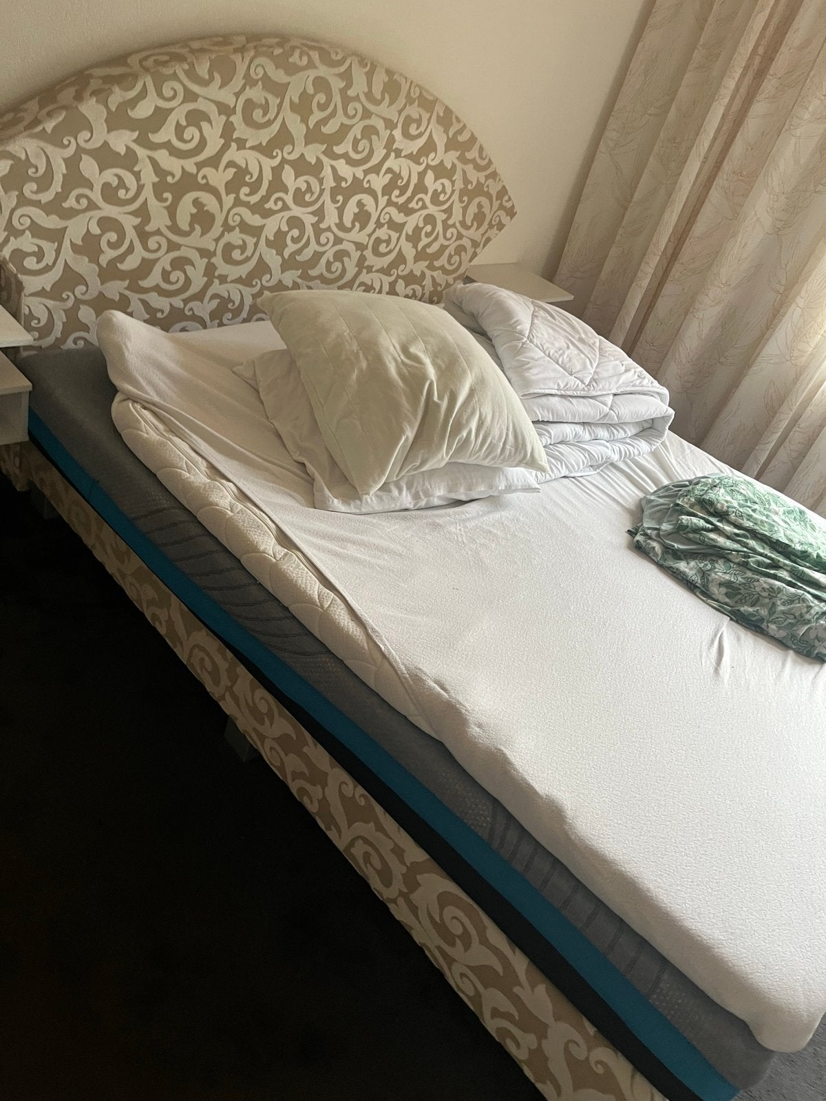 Bed met matrassen en gestoffeerd hoofdbord, Ophalen, Gebruikt, Beige, Tweepersoons