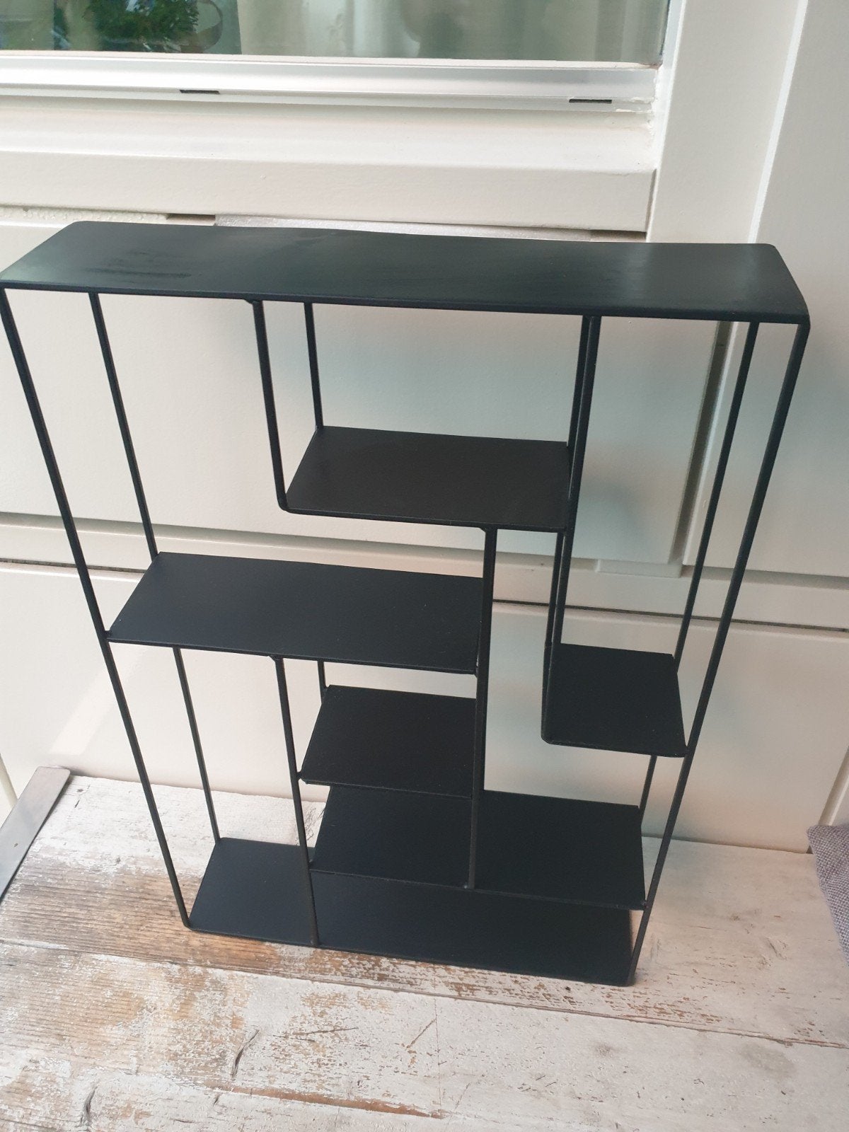 Zwart metalen wandrek met asymmetrische planken, Ophalen of Verzenden