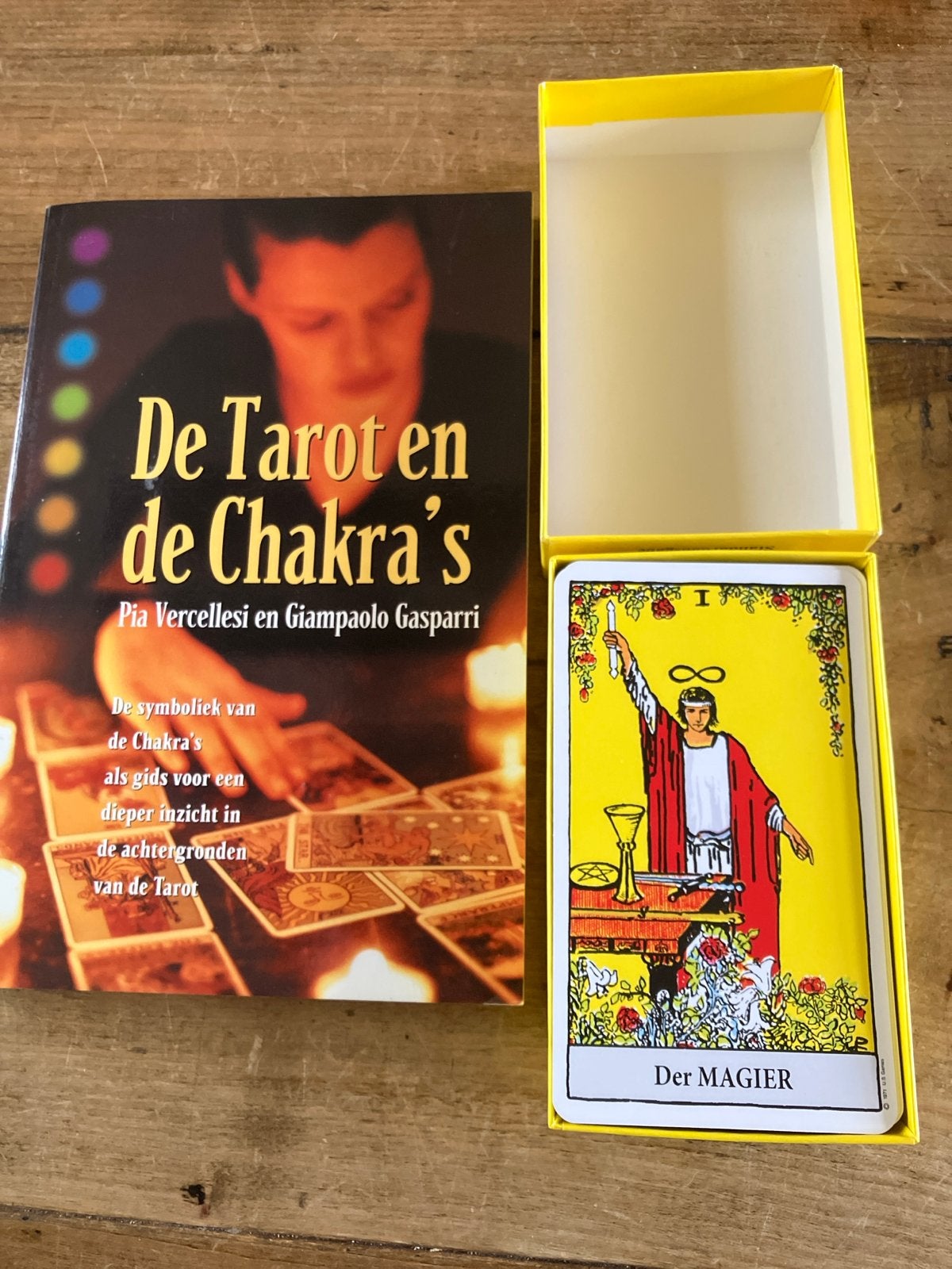 De Tarot en de Chakra's - Boek met kaarten, Ophalen of Verzenden, Zo goed als nieuw, Tarot of Kaarten leggen, Instructieboek