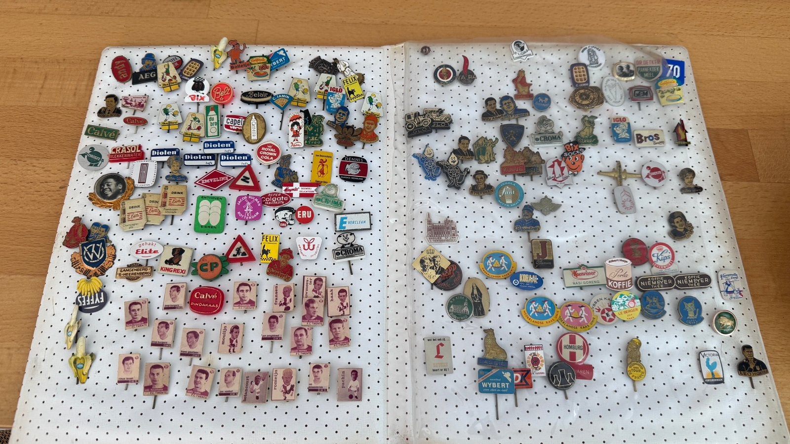 Vintage Speldjes Album met diverse reclame en figuren, Ophalen of Verzenden, Gebruikt, Merk, Speldje of Pin