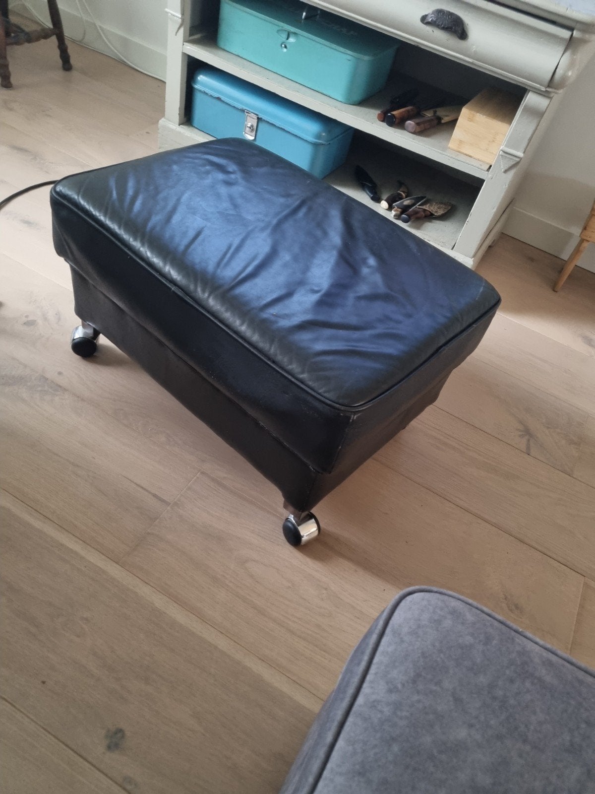 Gratis leren hocker op wielen - zwart voetenbankje/poef, Ophalen, Minder dan 50 cm, Gebruikt, 50 tot 75 cm