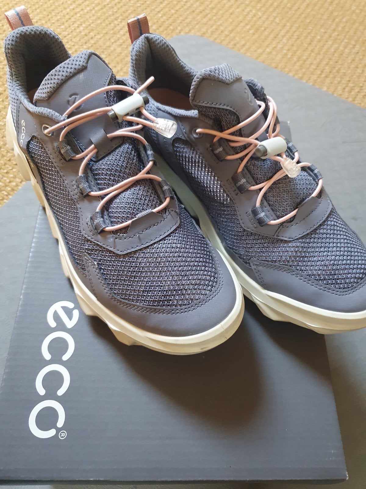 ECCO MX Sneakers - Grijs met roze details, Kleding | Dames, Schoenen, ECCO, Nieuw, Ophalen of Verzenden, Sneakers of Gympen