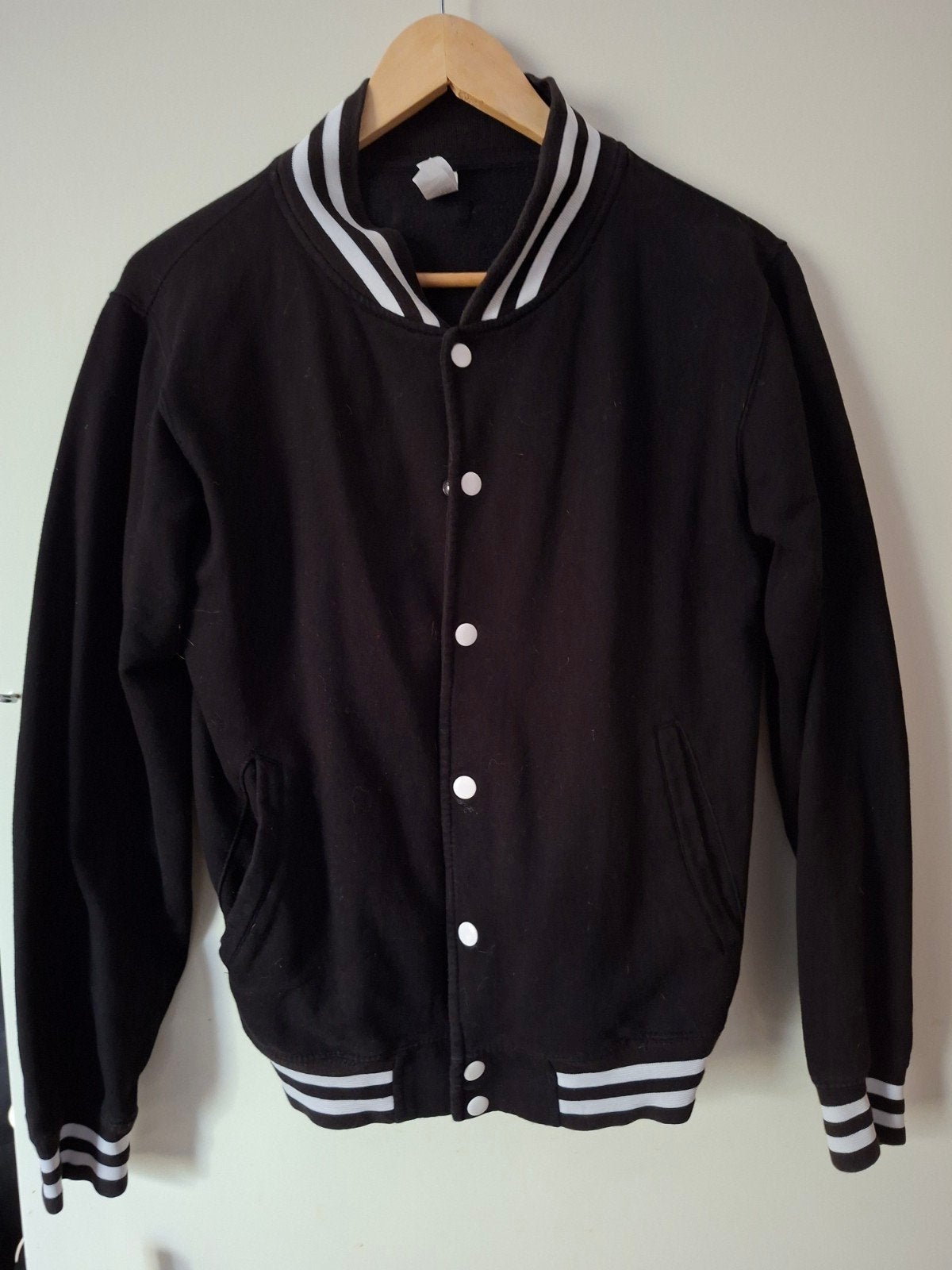 Zwarte varsity jacket maat S, Kleding | Heren, Ophalen of Verzenden