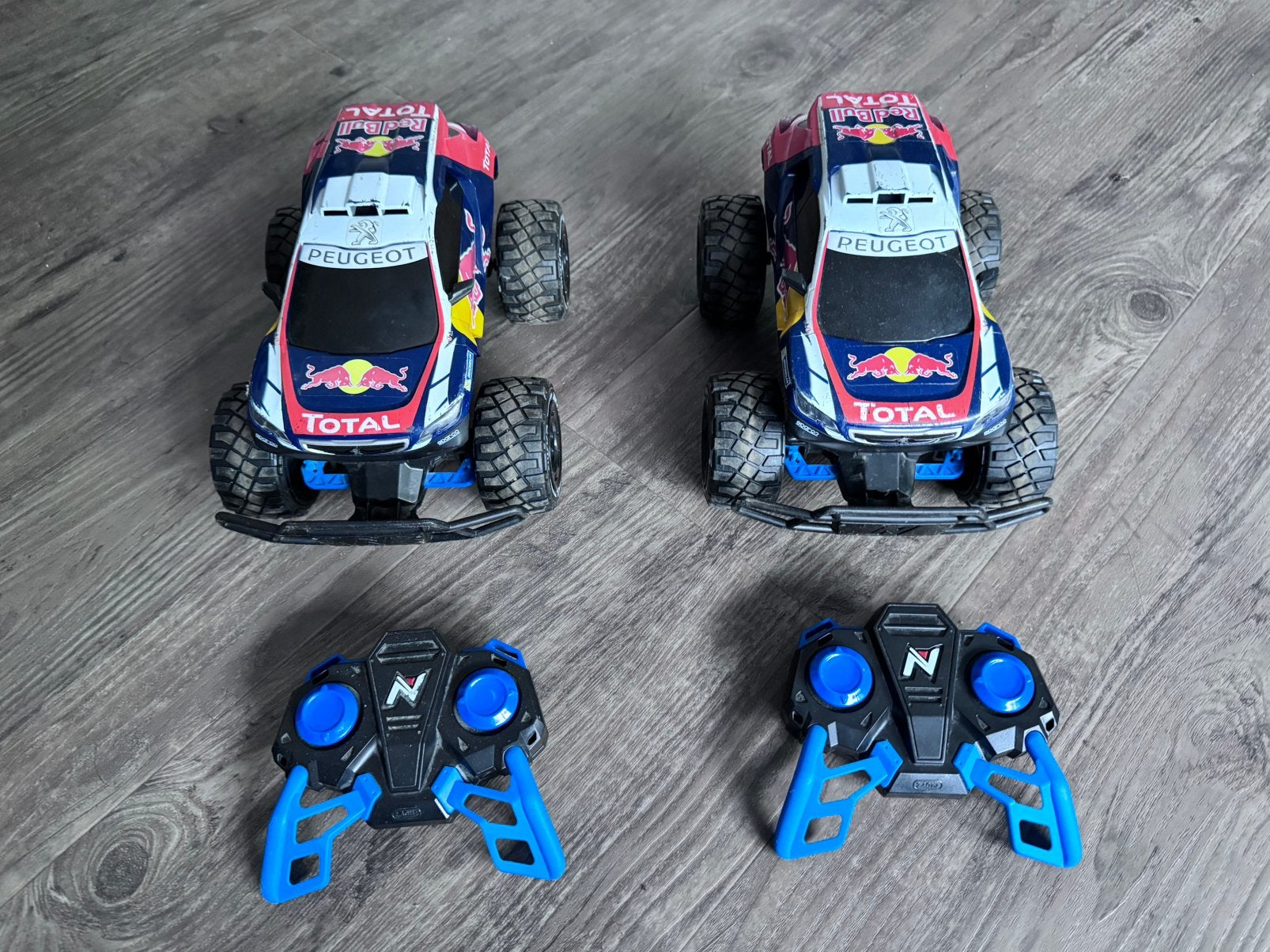 2x Nikko rc auto Red Bull Peugeot 2008, Kinderen en Baby's, Ophalen of Verzenden, Zo goed als nieuw, Afstandsbediening