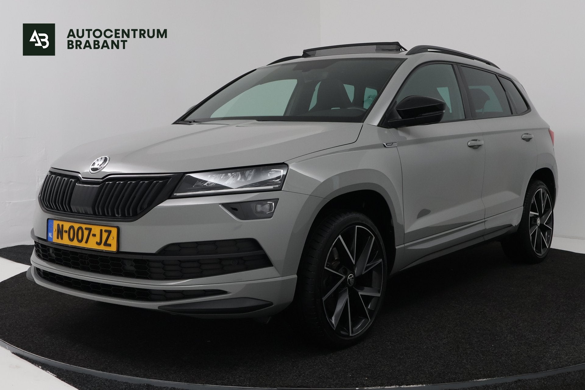 Skoda Karoq 1.5 TSI ACT Sportline Business (PANORAMADAK, TRE, Stof, 4 cilinders, Verwarmde buitenspiegels, Karoq