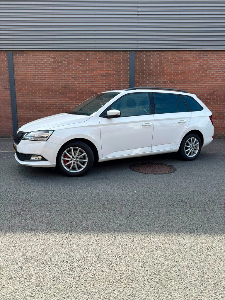 Skoda Fabia Combi 1.0 TSI Style|AUTOMAAT|NETTE AUTO|TREKHAAK, Auto's, Parkeersensor, Gebruikt, Euro 6, Wit