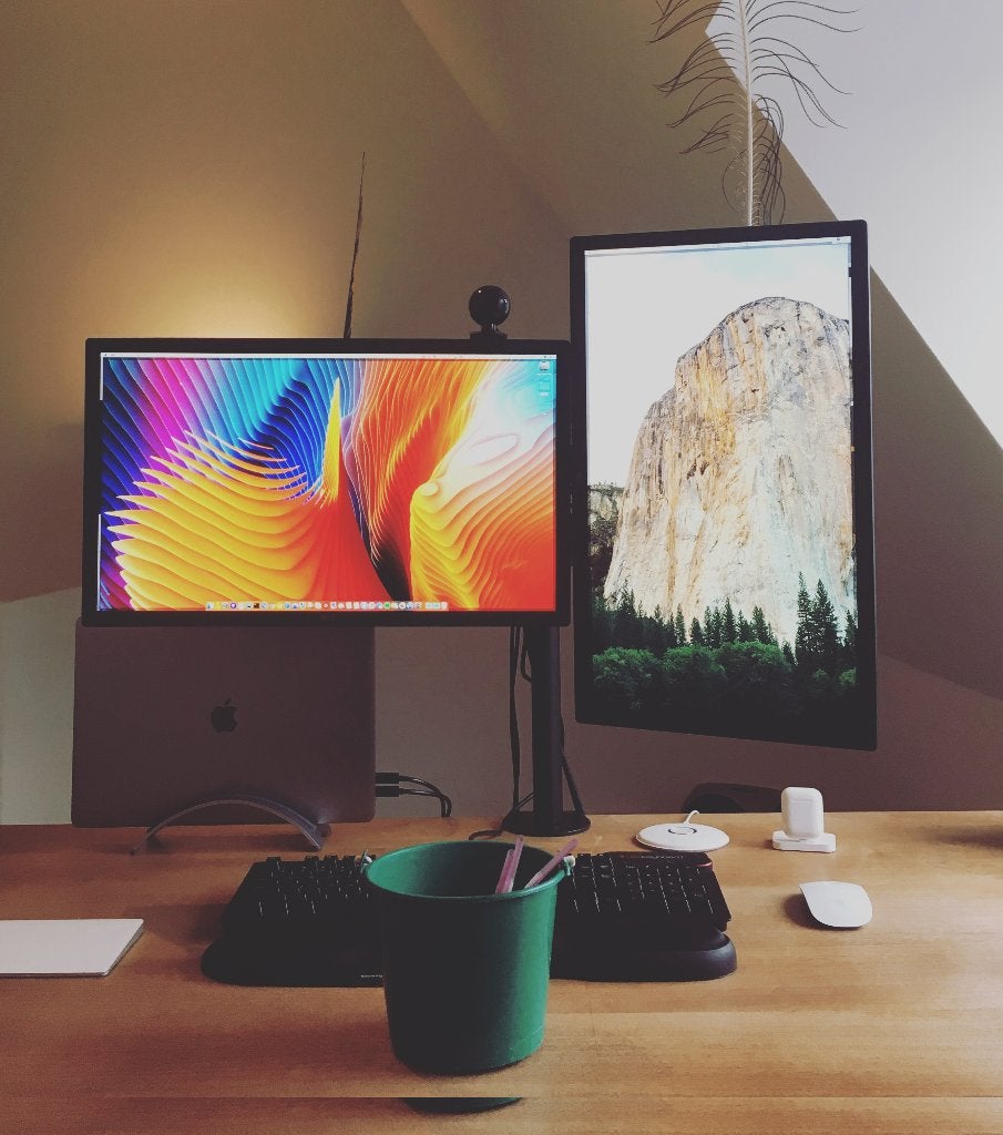 2x LG UltraFine 4K 22MD4KA-B, 21,5" met VESA-bureauarm., Computers en Software, Monitoren, Gebruikt, In hoogte verstelbaar, IPS