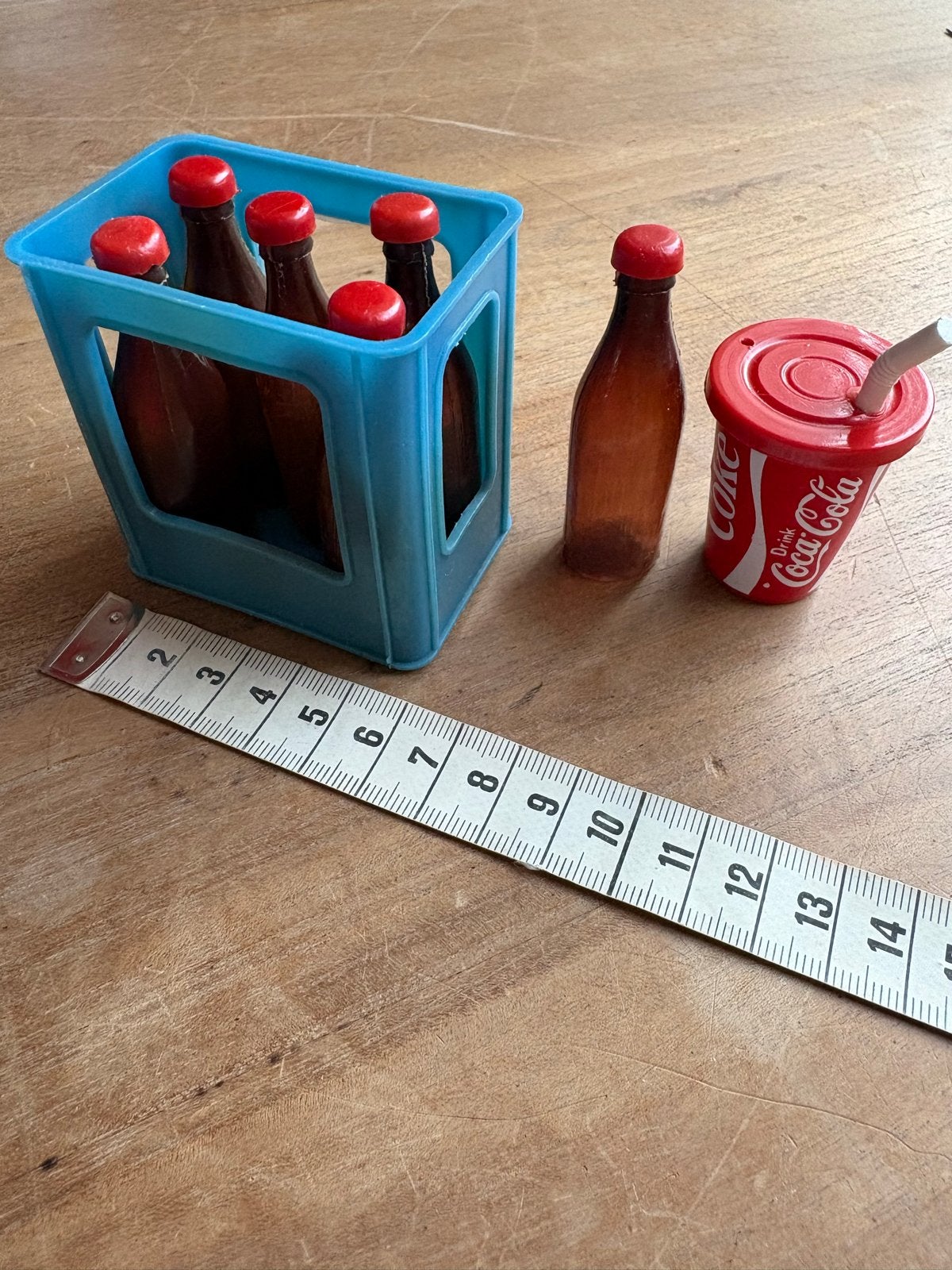Miniatuur Coca-Cola kratje met flesjes en beker, Ophalen of Verzenden, Gebruikt