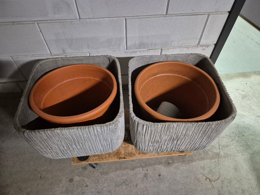 Bloempotten, Ophalen, 40 cm of meer, Vierkant, Zo goed als nieuw