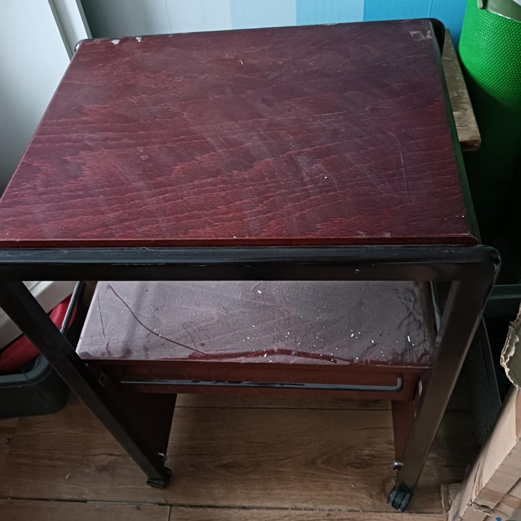 Houten bijzettafel met metalen frame en wieltjes, Minder dan 55 cm, Gebruikt, Modern, Industrieel, Vierkant