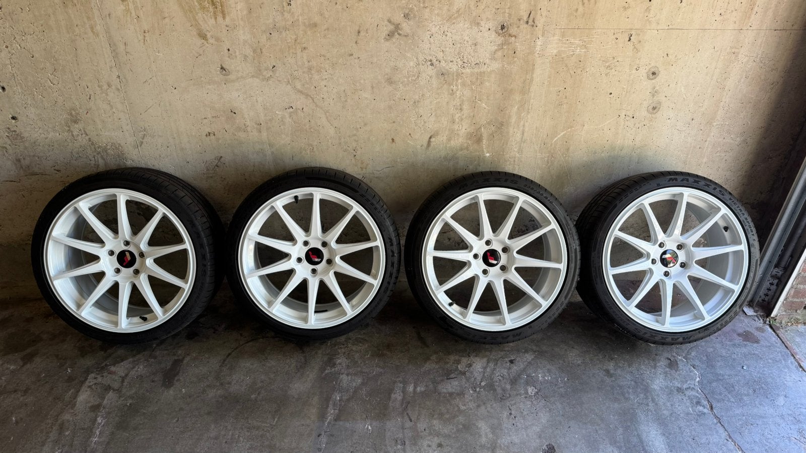 JR11 5x114.3 19/8.5J ET39 WIT TPMS, Gebruikt, Velg(en), 235 mm, Personenwagen