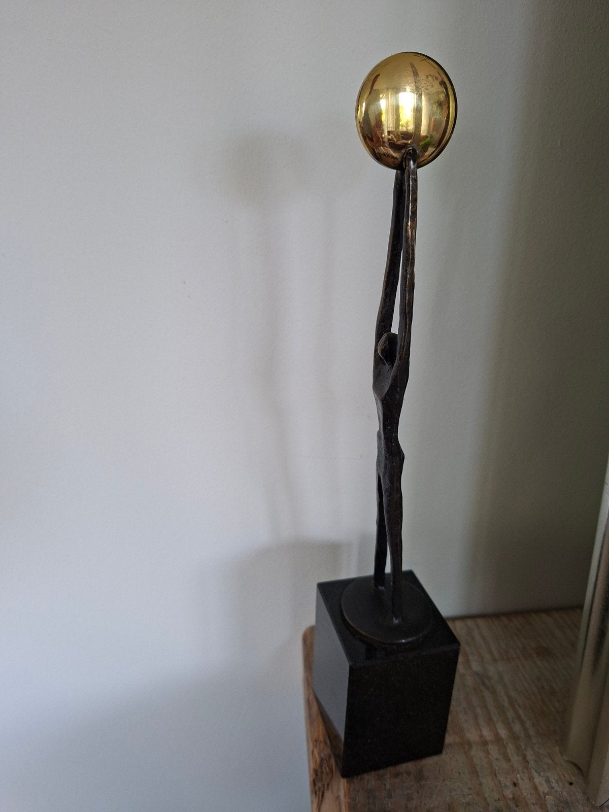 Bronzen sculptuur "Op weg naar zonnige toekomst" ArtiHove, Ophalen of Verzenden, Brons, 20 - 50 cm, Op sokkel