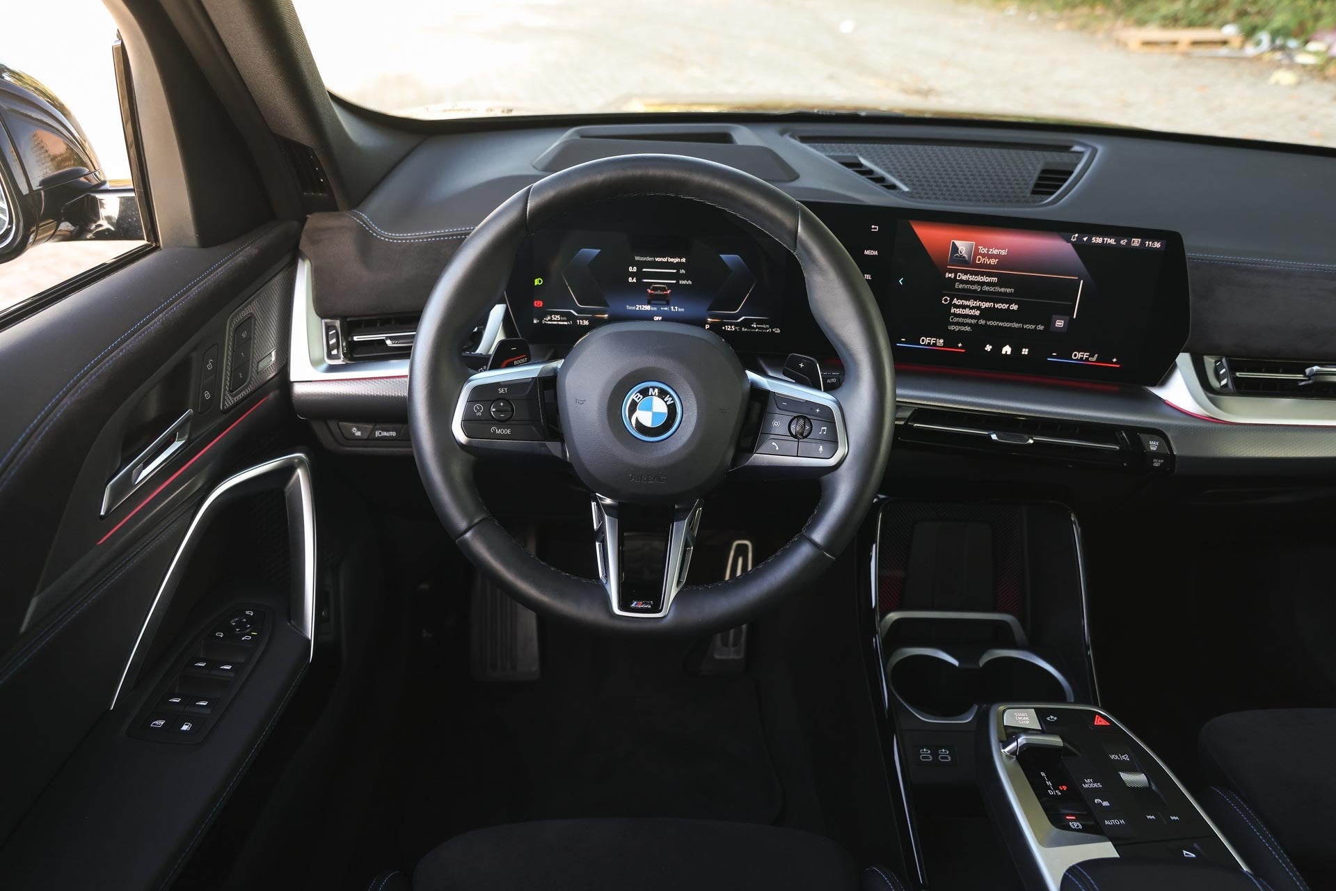 BMW X1 xDrive25e M Sport Automaat / Trekhaak / Panoramadak /, Dealer onderhouden, Gebruikt, Zwart, Bedrijf