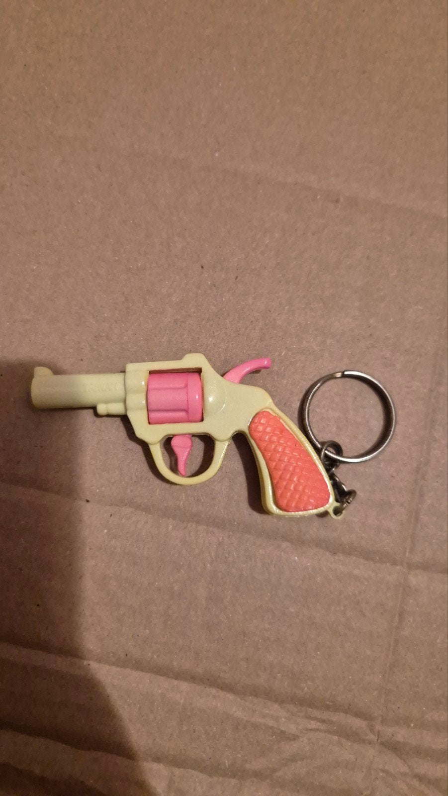 Vintage Speelgoed Pistool Sleutelhanger - Roze/Geel, Verzamelen, Ophalen of Verzenden