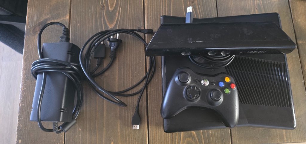 Xbox 360 Slim Console + Kinect 1 Controller & 7 Topgames, Ophalen of Verzenden, Met kinect, 60 GB, Met 1 controller
