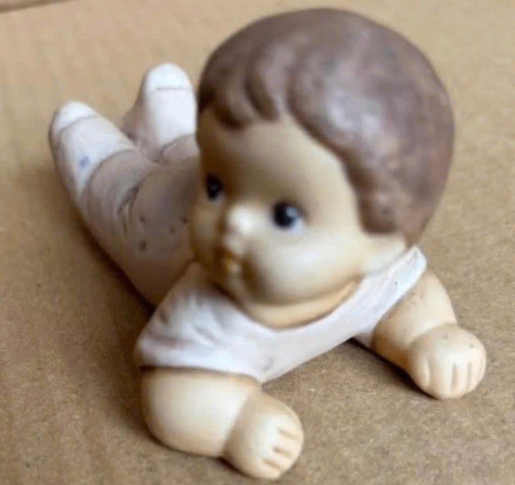Hummel Limpke - kruipende baby - Van Goebel - 8 cm lengte, Verzamelen, Beelden en Beeldjes, Ophalen of Verzenden, Zo goed als nieuw