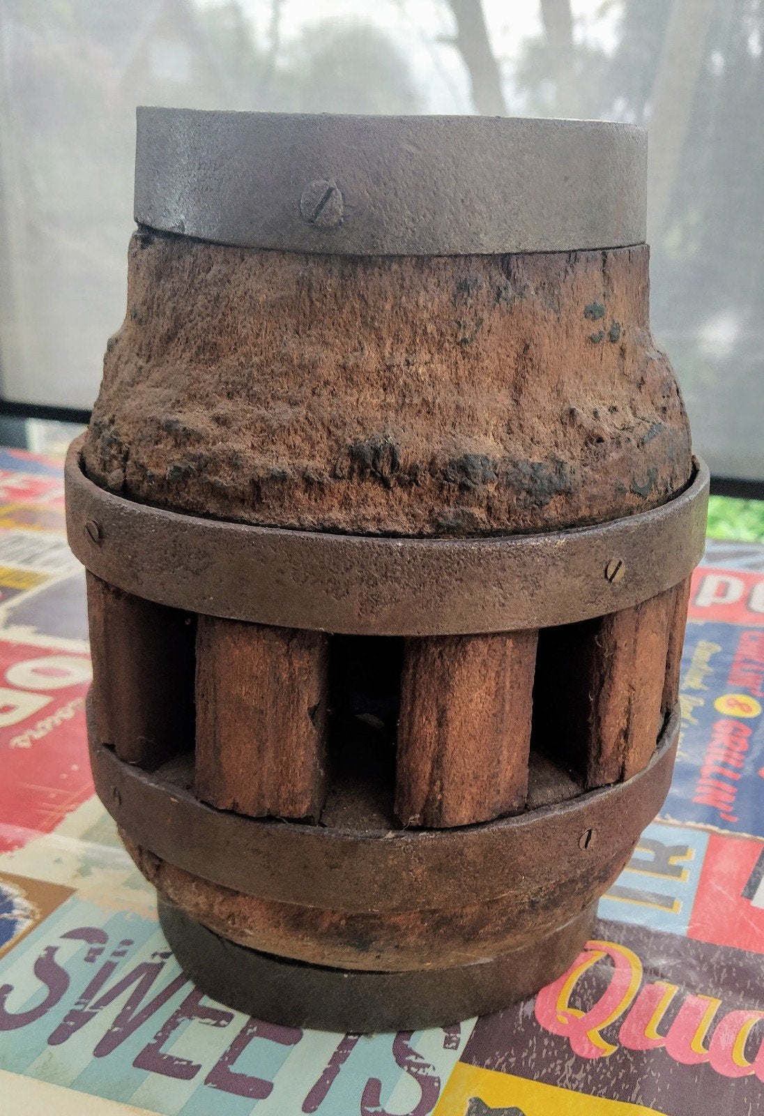 Antieke houten wielas met ijzeren banden - 22 cm hoog, Ophalen of Verzenden