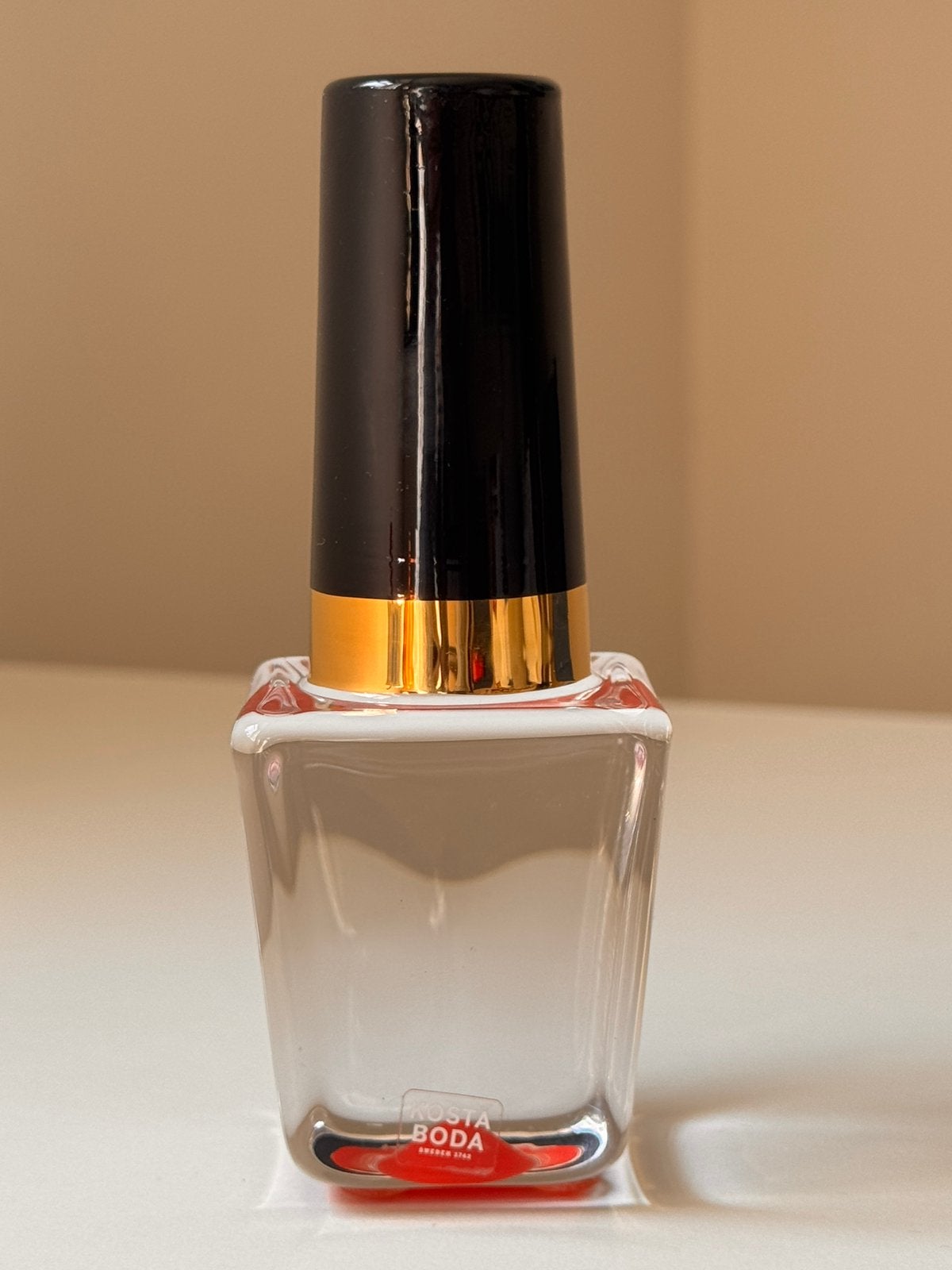 NIEUWSTAAT Kosta Boda nagellakfles Poppy Red 13cm hoog, Ophalen of Verzenden