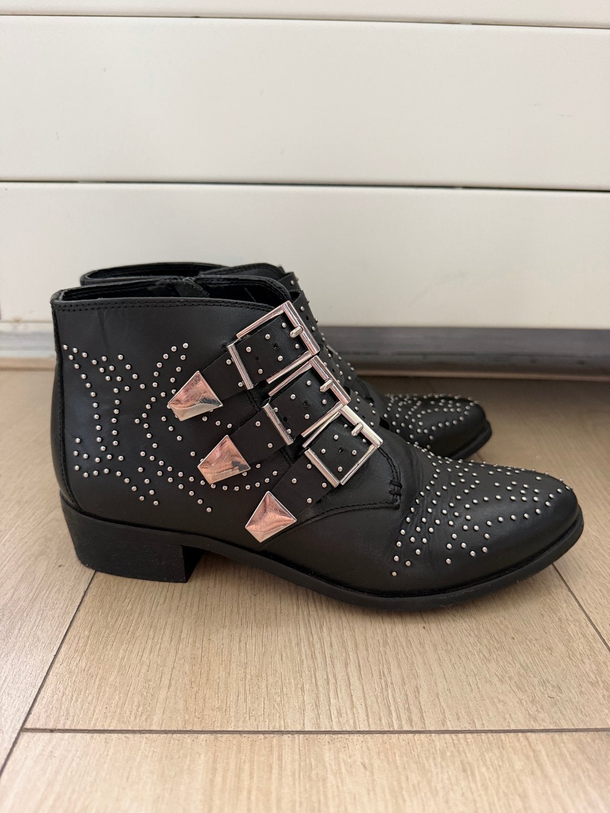 Bronx Buckle Boots Zwart Leer met Studs - Maat 40, Zwart, Lage of Enkellaarzen, Ophalen of Verzenden, Zo goed als nieuw