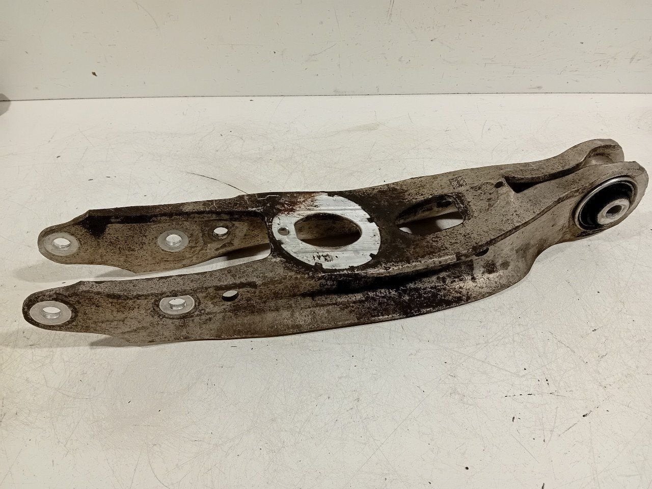 Draagarm rechts achter onder Audi A5, Onderdelen@venauto.nl, Van der Ven Autorecycling B.V., Gebruikt, Ettenseweg 76, 4706 PB Roosendaal, The Netherlands