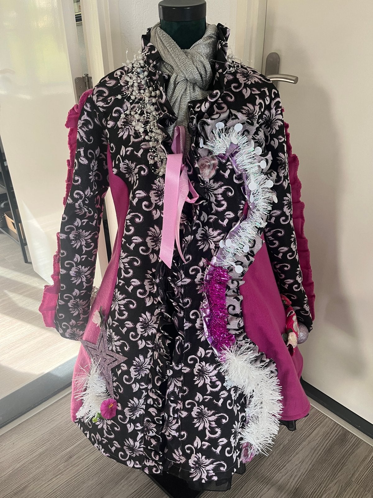 Zwart/roze/wit nieuwe aparte Carnavalsjas maat xl/ xxl, Kleding | Dames, Carnavalskleding en Feestkleding, Carnaval, Maat 46/48 (XL) of groter
