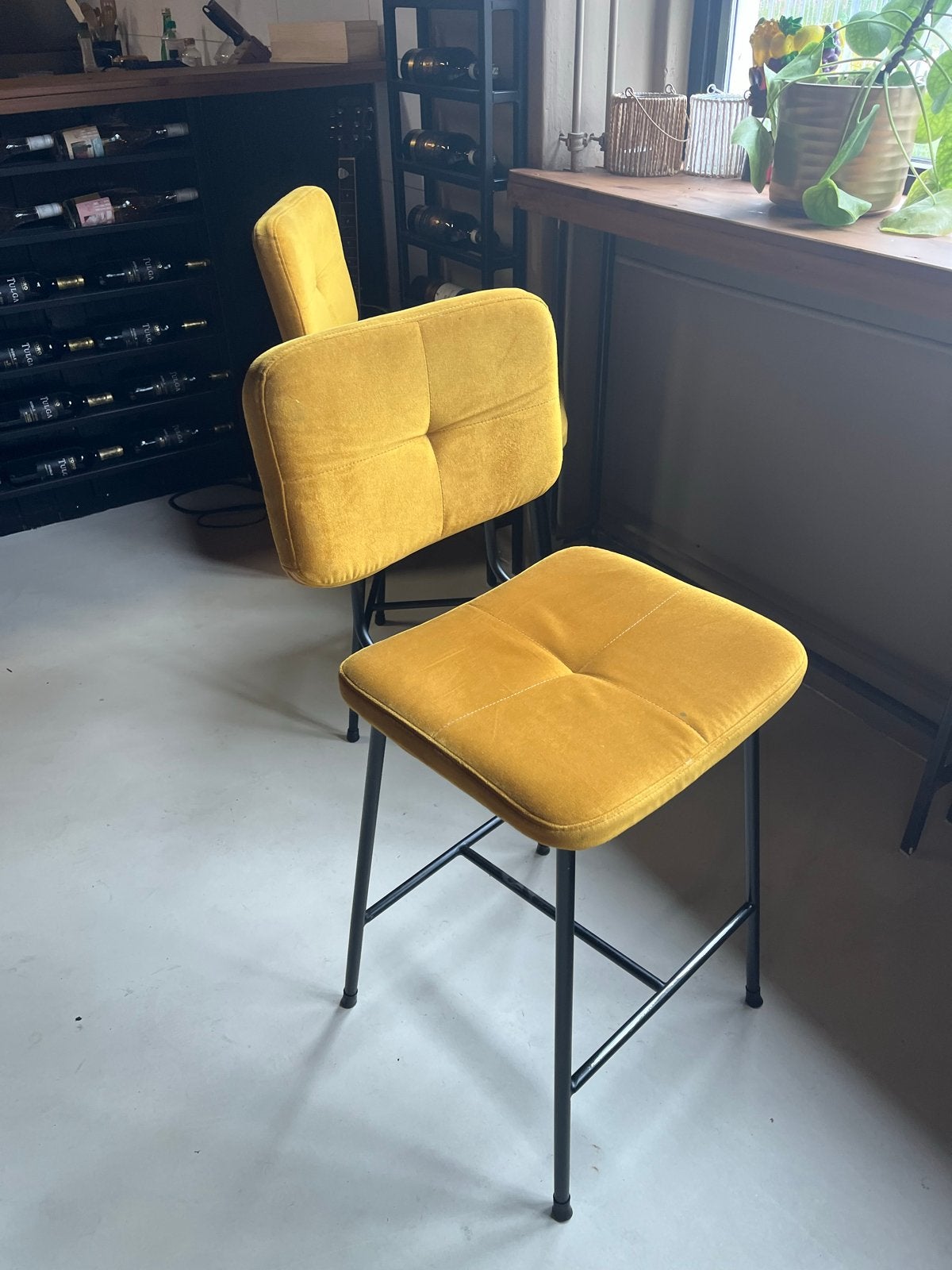 Set van 2 lage barkrukken - Okergeel, Ophalen, Gebruikt, Met voetsteun, 60 tot 90 cm