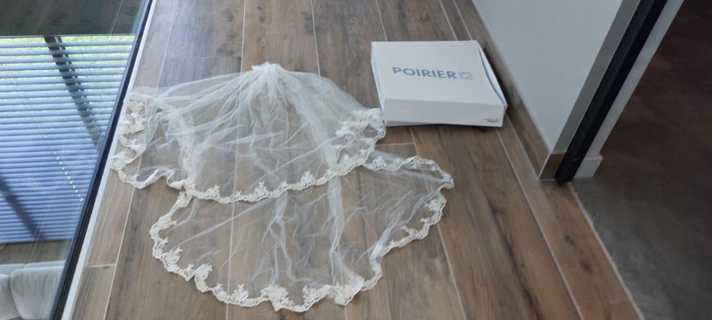 Mooie bruidssluier van Poirier met kanten afwerking, Wit, Ophalen of Verzenden, Zo goed als nieuw, Accessoires