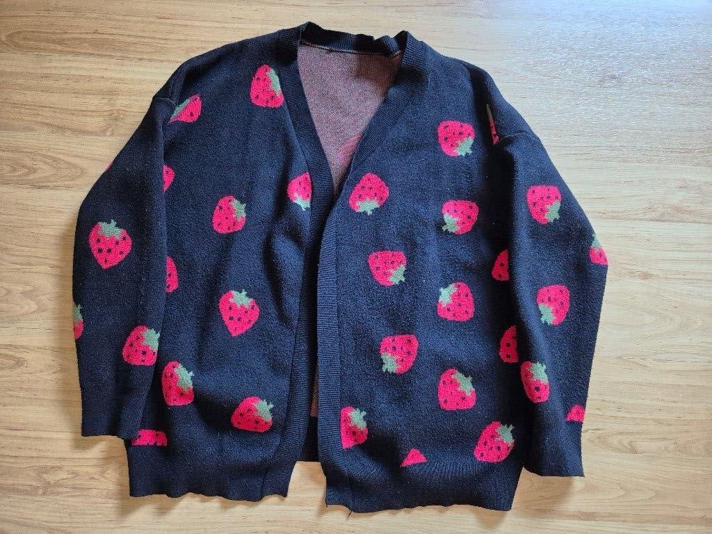 Zwart vest met aardbeien, Kleding | Dames, Verzenden, Zo goed als nieuw, Maat 38/40 (M), Zwart