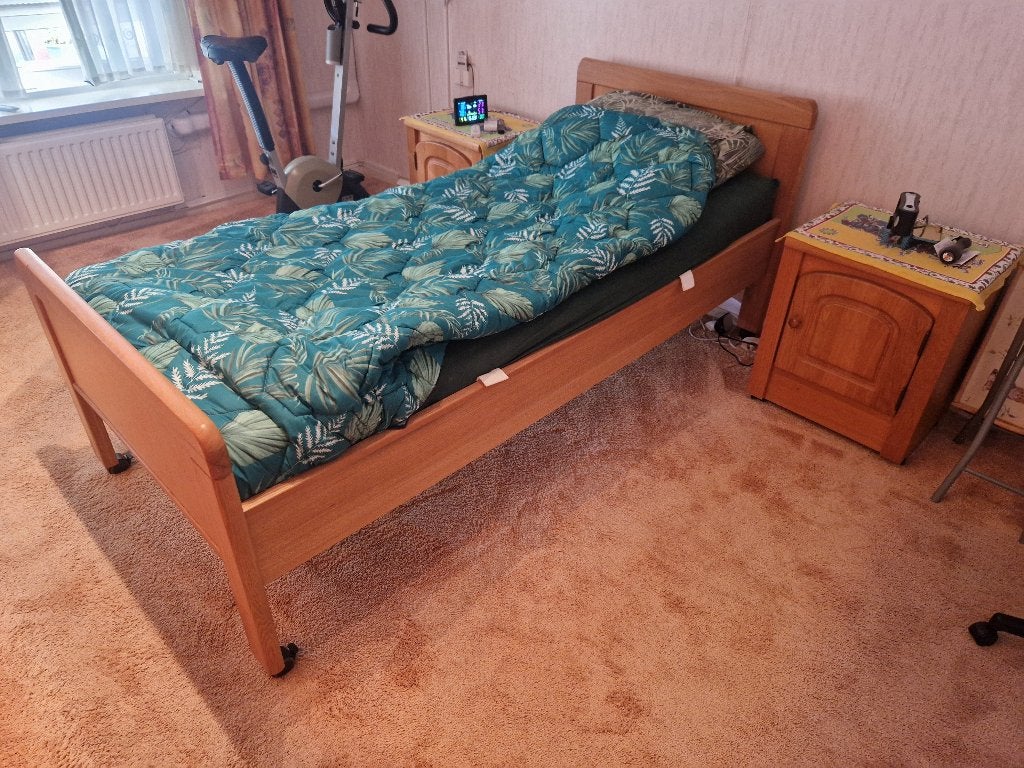 Licht eiken 1pers senioren ledikant, Ophalen, 90 cm, Eenpersoons, Bruin