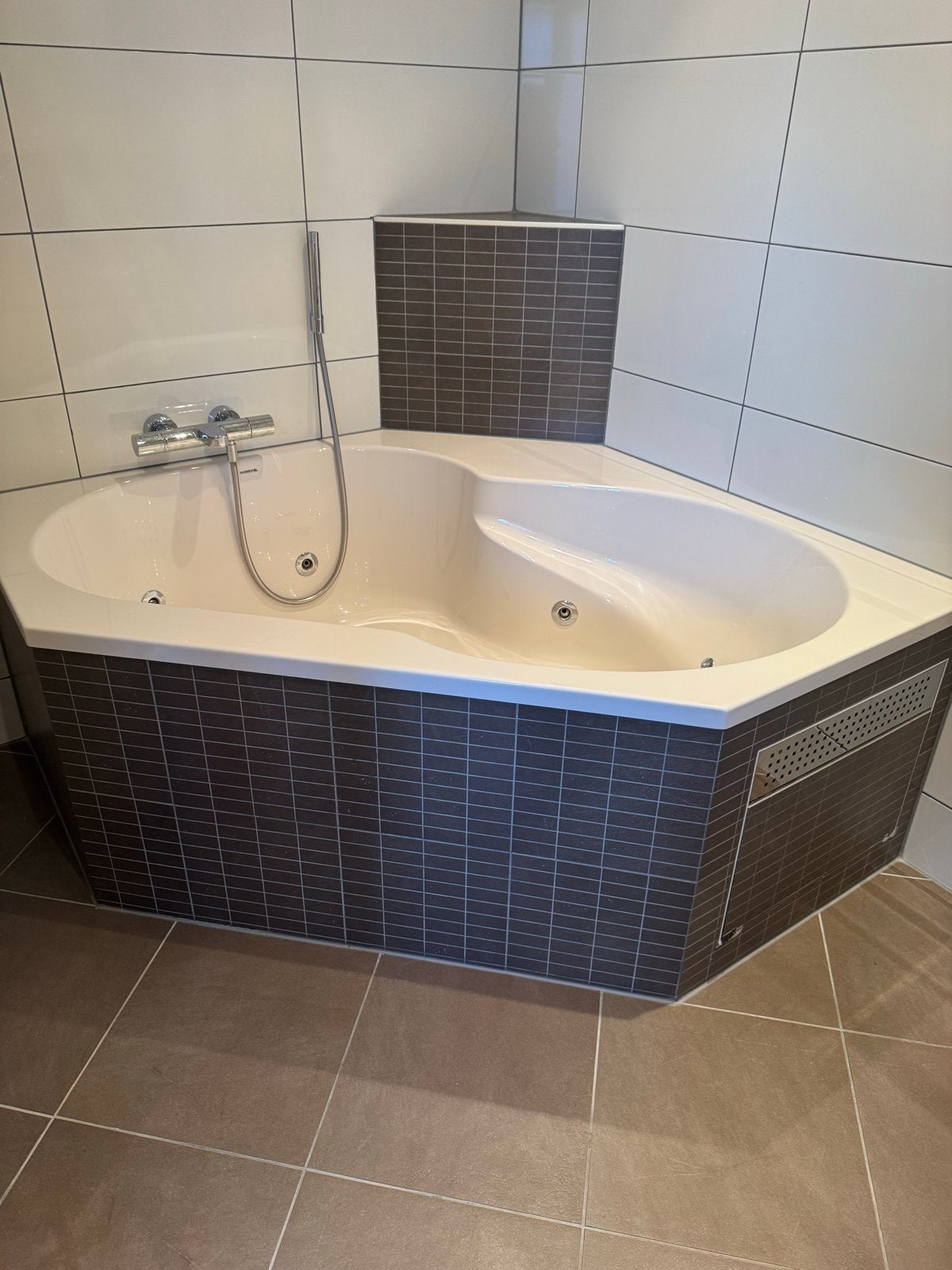 Sealskin hoekbad met whirlpool functie, Ophalen, Gebruikt, Met bad