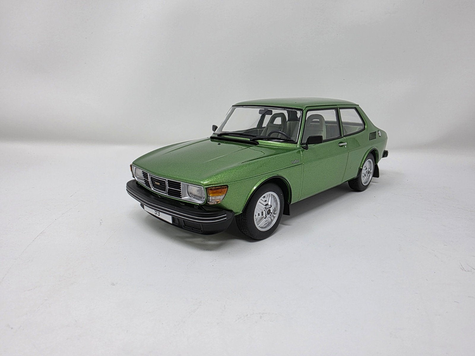 Saab 99 Turbo Groen Metallic 1:18 in OVP, Hobby en Vrije tijd, Modelauto's | 1:18, Ophalen of Verzenden, Nieuw, Overige merken